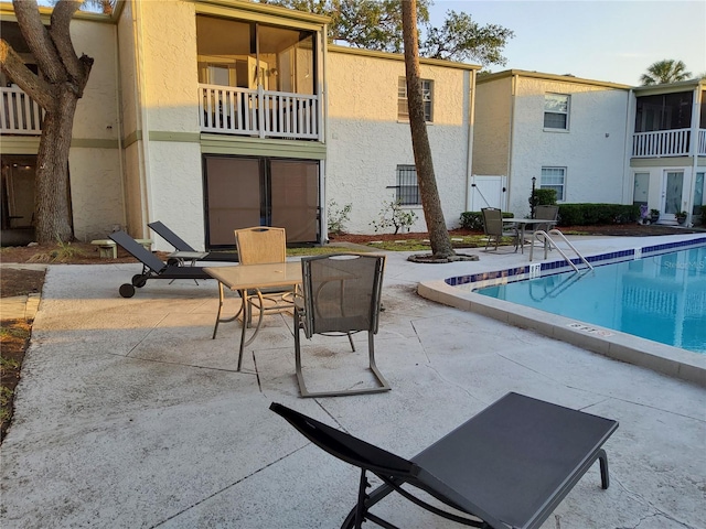 4607 W N B St Unit 105, Tampa, FL 33609 - community pool featuring a patio