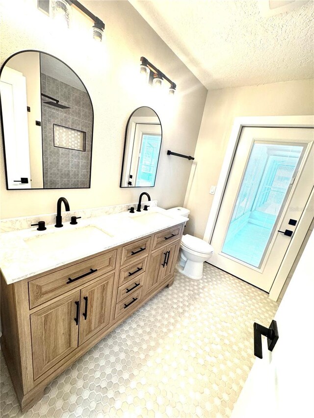 6524 Senegal Palm Way, Apollo Beach, FL 33572 - bathroom featuring double vanity, toilet, and a textured ceiling