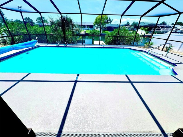 6524 Senegal Palm Way, Apollo Beach, FL 33572 - swimming pool with a patio and a lanai