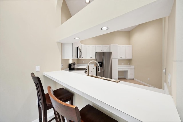 6222 Country Club Way, Sarasota, FL 34243 - kitchen featuring appliances with stainless steel finishes, baseboards, a peninsula, recessed lighting, and a breakfast bar area