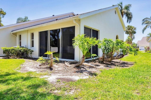 6222 Country Club Way, Sarasota, FL 34243 - rear view of property featuring a yard and stucco siding