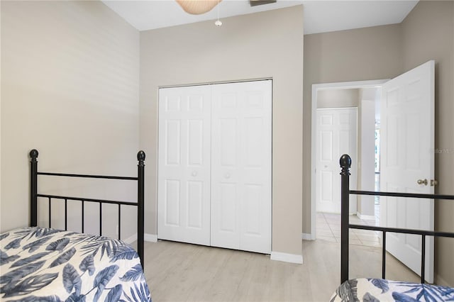 8525 54th Avenue Cir E, Bradenton, FL 34211 - bedroom featuring light wood-style floors, baseboards, and a closet