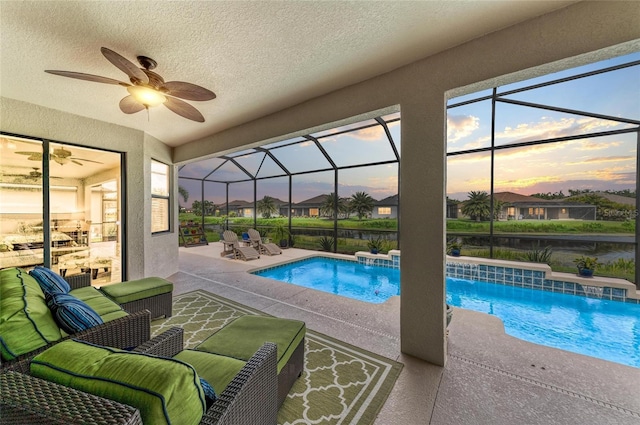 518 Chantilly Trl, Bradenton, FL 34212 - swimming pool with a patio area, ceiling fan, and a lanai