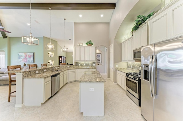 518 Chantilly Trl, Bradenton, FL 34212 - kitchen with appliances with stainless steel finishes, high vaulted ceiling, arched walkways, a peninsula, and decorative backsplash