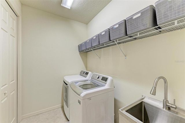 518 Chantilly Trl, Bradenton, FL 34212 - laundry area featuring separate washer and dryer, baseboards, and a textured ceiling