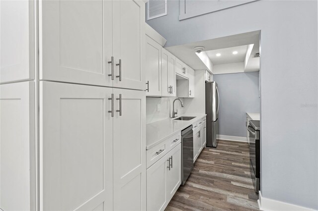 800 S Blvd Of The Presidents Unit 5, Sarasota, FL 34236 - kitchen with appliances with stainless steel finishes, a sink, dark wood-style floors, light countertops, and baseboards