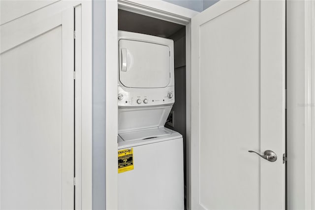 800 S Blvd Of The Presidents Unit 5, Sarasota, FL 34236 - washroom with stacked washer and clothes dryer