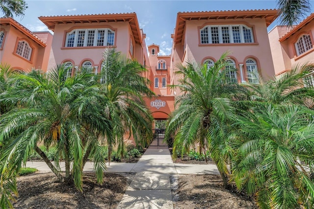 1221 N Palm Ave Unit 303, Sarasota, FL 34236 - view of front of home with stucco siding and a gate