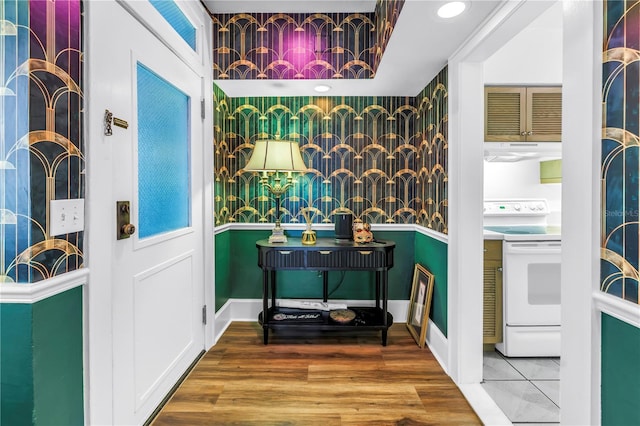 1221 N Palm Ave Unit 303, Sarasota, FL 34236 - entrance foyer with an accent wall, wood finished floors, recessed lighting, baseboards, and wallpapered walls