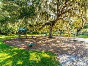 4505 Kingsmere Unit 2, Sarasota, FL 34235 - surrounding community with a yard
