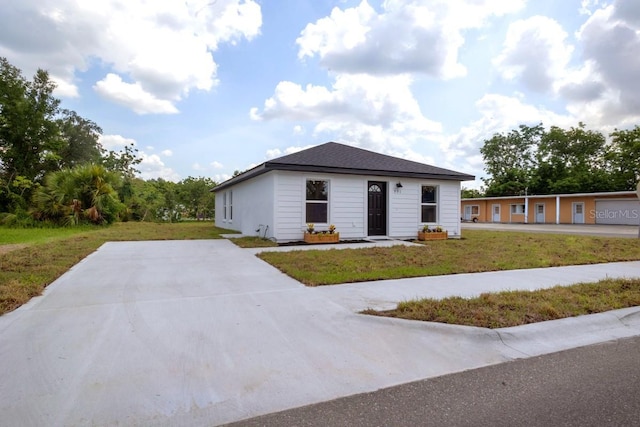single story home featuring a front lawn and driveway