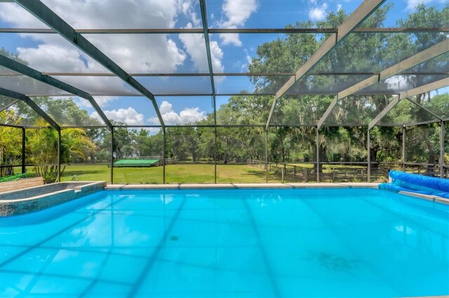 919 Palm View Way, Sarasota, FL 34240 - view of swimming pool featuring view of wooded area, a pool with connected hot tub, a lanai, and a yard