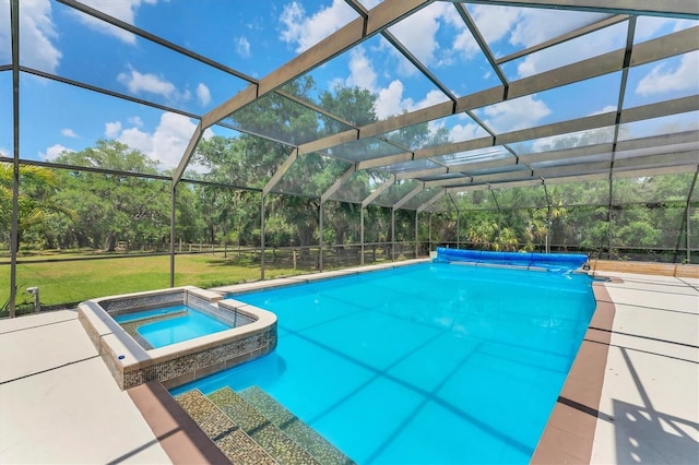 919 Palm View Way, Sarasota, FL 34240 - view of pool with a yard, a pool with connected hot tub, and view of wooded area