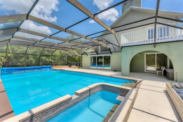 919 Palm View Way, Sarasota, FL 34240 - outdoor pool featuring a hot tub, a patio, and a lanai