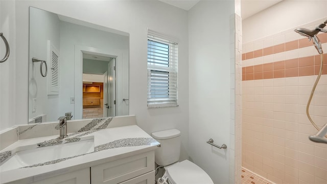 755 Edgemere Ln, Sarasota, FL 34242 - bathroom featuring a tile shower, vanity, and toilet