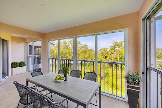 9630 Club S Cir Unit 6303, Sarasota, FL 34238 - sunroom / solarium with plenty of natural light and outdoor dining area