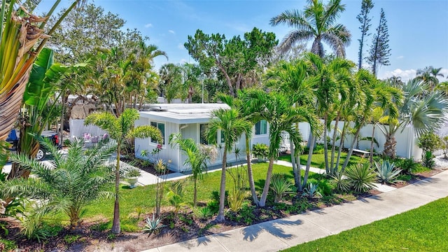643 Calle Del Otono, Sarasota, FL 34242 - view of front of house with a front lawn