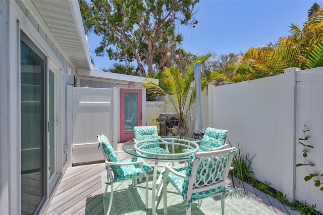 643 Calle Del Otono, Sarasota, FL 34242 - fenced backyard featuring a deck and outdoor dining area