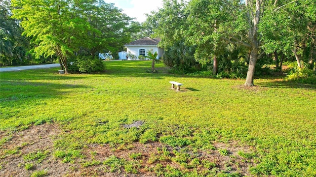 950 Trotter St, Nokomis, FL 34275 - view of grassy yard