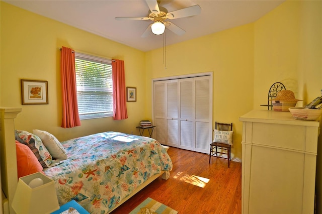 950 Trotter St, Nokomis, FL 34275 - bedroom featuring wood finished floors, a closet, and a ceiling fan