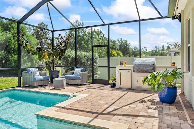 13819 American Prairie Pl, Bradenton, FL 34211 - sunroom with an outdoor kitchen and a pool