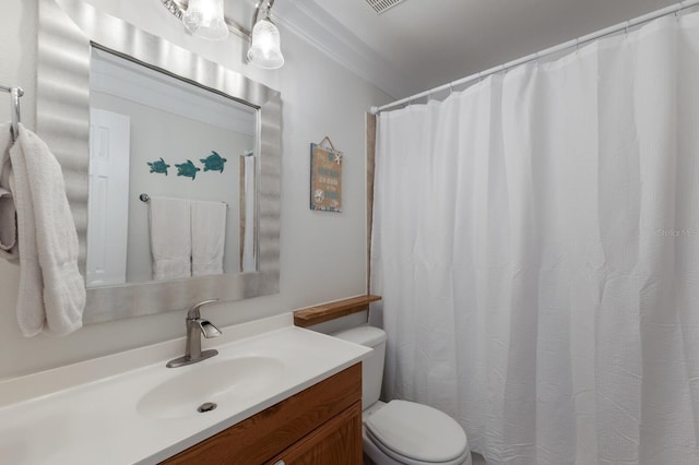 613 E 49th St E, Bradenton, FL 34208 - full bath featuring toilet, vanity, and curtained shower