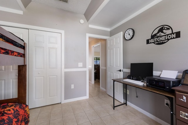 613 E 49th St E, Bradenton, FL 34208 - office space featuring light tile patterned flooring and baseboards