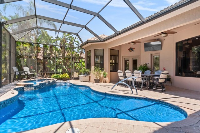 6808 Belmont Ct, Lakewood Ranch, FL 34202 - view of swimming pool with a patio area, a ceiling fan, a pool with connected hot tub, and glass enclosure