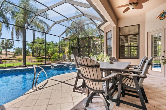 6808 Belmont Ct, Lakewood Ranch, FL 34202 - view of pool with a patio area, a ceiling fan, a pool with connected hot tub, and a lanai