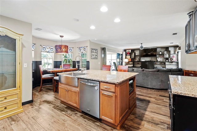 2306 63rd St W Unit 40, Bradenton, FL 34209 - kitchen featuring dishwasher, a sink, wood finished floors, a kitchen island with sink, and recessed lighting