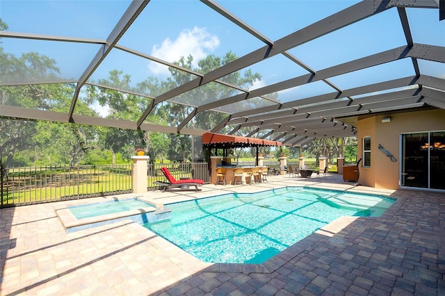 2901 Little Country Rd, Parrish, FL 34219 - view of swimming pool with a pool with connected hot tub and a patio