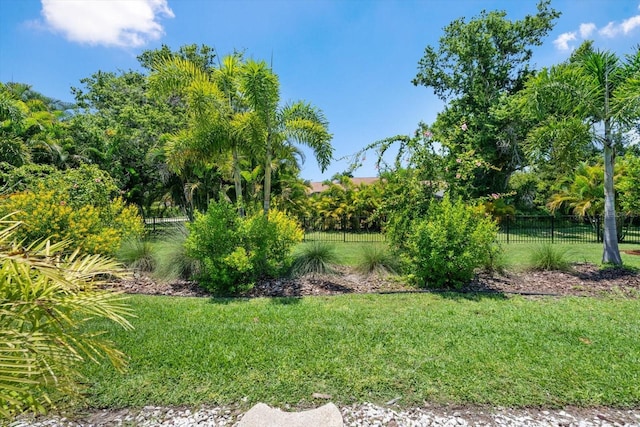 7321 Hemlock Ln, Sarasota, FL 34241 - view of yard
