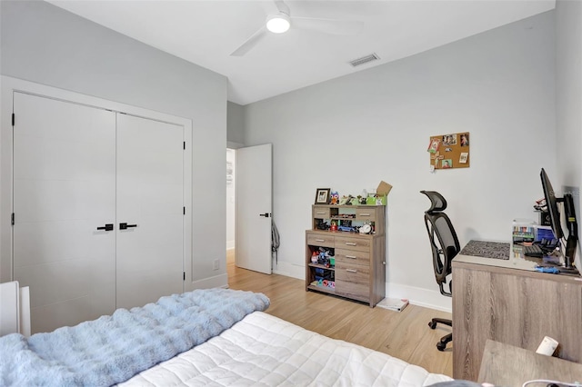 5285 Far Oak Cir, Sarasota, FL 34238 - bedroom featuring light wood-style flooring, a desk, ceiling fan, baseboards, and a closet