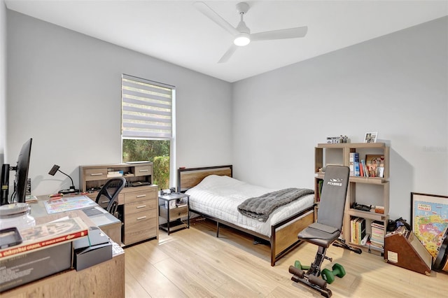 5285 Far Oak Cir, Sarasota, FL 34238 - bedroom featuring light wood finished floors, a desk, and a ceiling fan