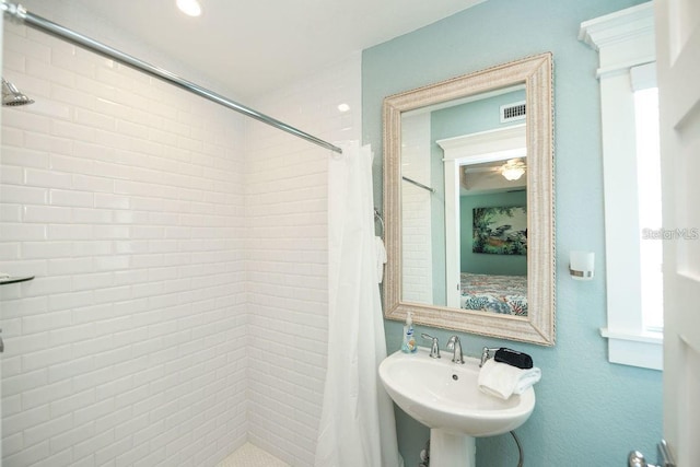 102 77th St, Holmes Beach, FL 34217 - full bathroom featuring a tile shower, a sink, and a ceiling fan