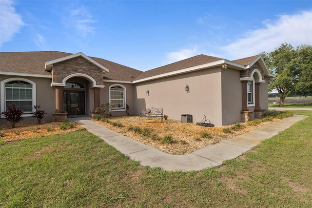 2350 Virgil Hall Rd, Lithia, FL 33547 - view of side of home featuring stucco siding, a yard, and roof with shingles