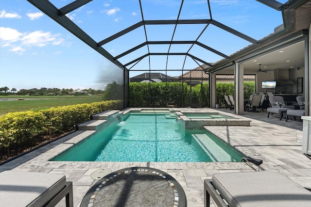 12856 Sorrento Way, Bradenton, FL 34211 - view of swimming pool featuring a pool with connected hot tub, a patio area, a ceiling fan, and a lanai