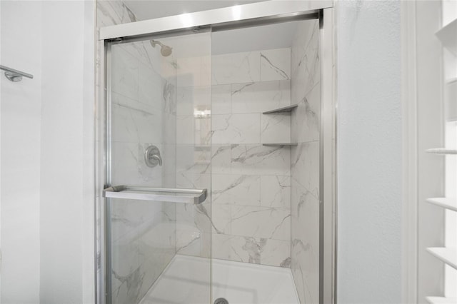 572 Commonwealth Ln, Sarasota, FL 34242 - full bath featuring a marble finish shower
