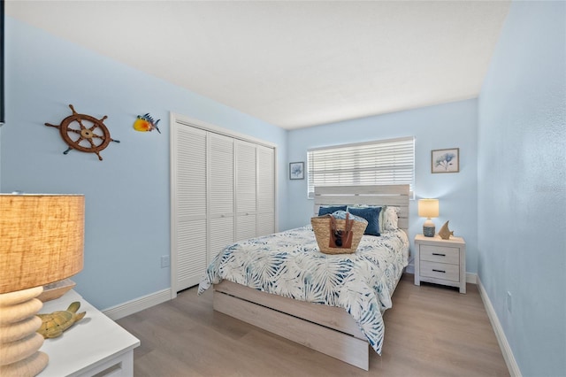 572 Commonwealth Ln, Sarasota, FL 34242 - bedroom featuring wood finished floors, a closet, and baseboards