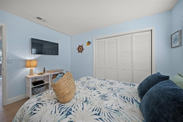 572 Commonwealth Ln, Sarasota, FL 34242 - bedroom with wood finished floors, baseboards, and a closet