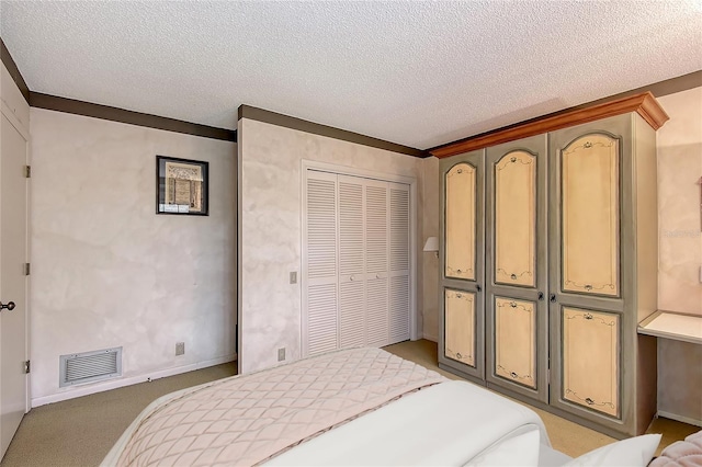 4917 Leatha Ln, Sarasota, FL 34232 - bedroom featuring a textured ceiling, a closet, and light colored carpet