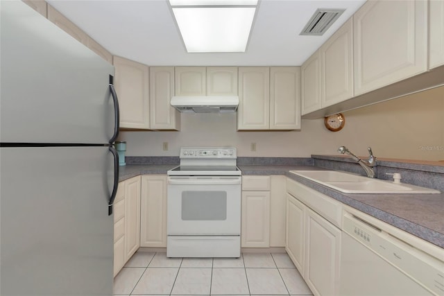 4650 Ringwood Mdw Unit 37, Sarasota, FL 34235 - kitchen featuring white appliances, under cabinet range hood, a sink, and cream cabinetry