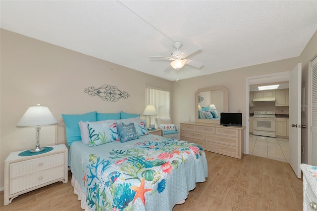 4650 Ringwood Mdw Unit 37, Sarasota, FL 34235 - bedroom featuring light wood-type flooring, connected bathroom, and a ceiling fan