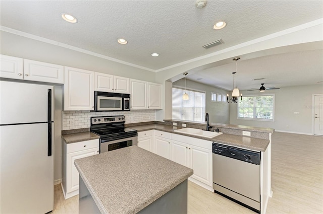 5420 River Sound Ter, Bradenton, FL 34208 - kitchen with stainless steel appliances, a sink, a peninsula, backsplash, and open floor plan