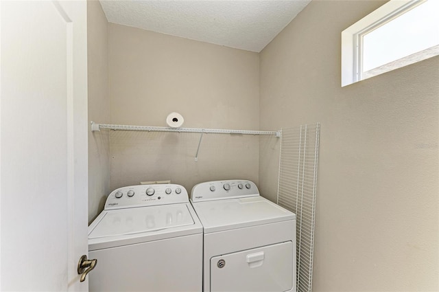 5420 River Sound Ter, Bradenton, FL 34208 - laundry area with separate washer and dryer and a textured ceiling