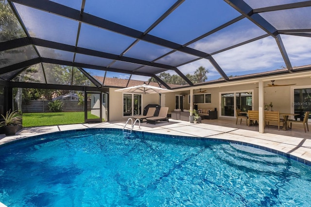 5581 Shadow Lawn Dr, Sarasota, FL 34242 - outdoor pool with a ceiling fan, an outdoor hangout area, a patio, and glass enclosure