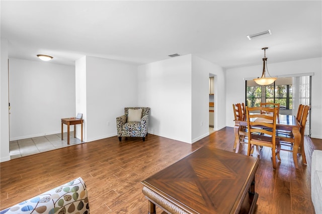 435 Whispering Oaks Ct, Sarasota, FL 34232 - living area featuring wood finished floors and baseboards