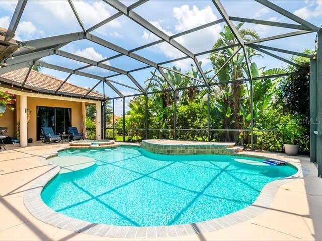 312 148th Ct NE, Bradenton, FL 34212 - view of swimming pool featuring a patio area, a pool with connected hot tub, and a lanai