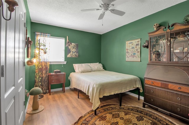951 Varet Rd, Venice, FL 34293 - bedroom featuring wood finished floors, baseboards, a textured ceiling, and a ceiling fan