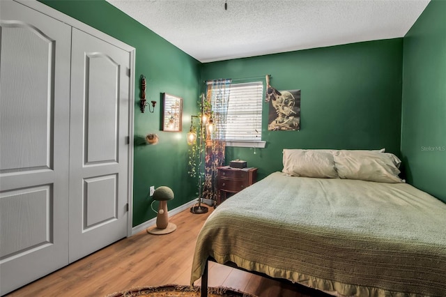 951 Varet Rd, Venice, FL 34293 - bedroom featuring wood finished floors, a textured ceiling, and baseboards